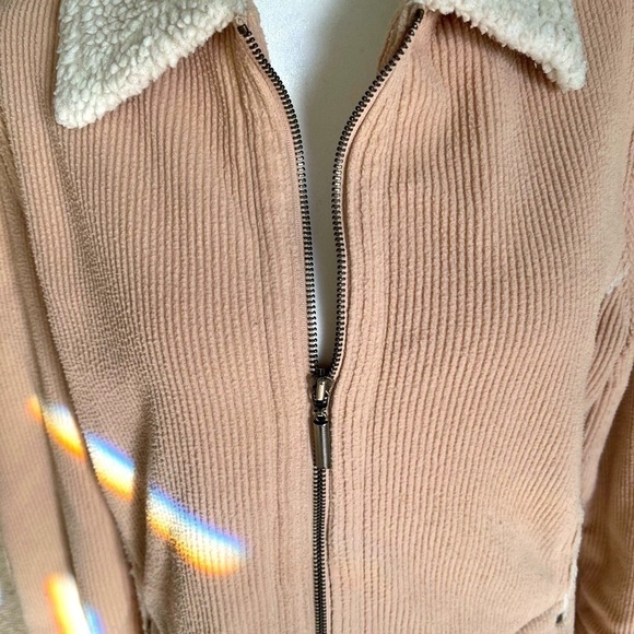 Pre Owned Great Condition Tan zipper front cozy winter coat. Size L. - Picture 2 of 10